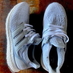 Men’s ultra boost size 7 fits a women’s 8